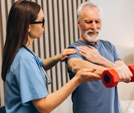 Fisioterapeuta atenent pacient a domicili